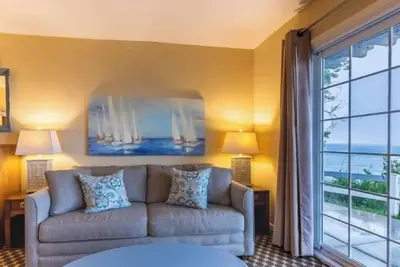 Image de Lakefront, king bed and sofa sleeper, ground level 