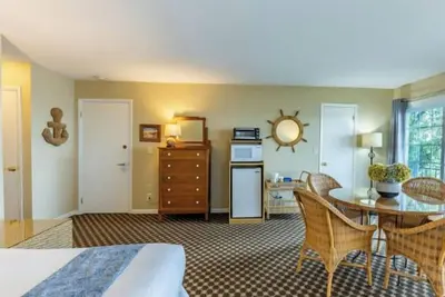 Image de Lakefront king bed, double bed and sofa sleeper