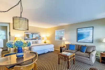 Image de Lakefront king studio with queen sofa sleeper 