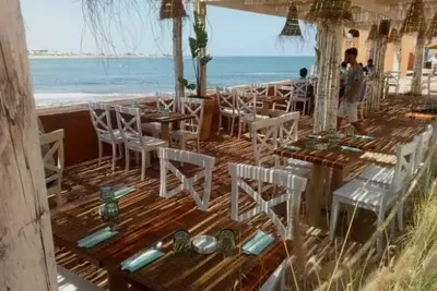 Image de Appartement avec piscine, grande terrasse et balcon vue sur piscine.