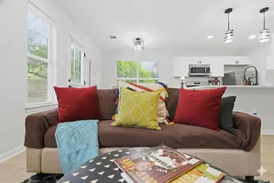 Image de ❤️ Sxsw at 2025 New Built 2 story Home by Downtown and Ut