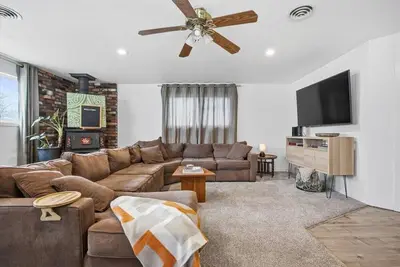 Image de Boutique 3 bedroom retreat with ensuite bathrooms, pool hall & fun amenities