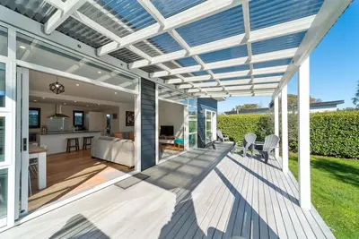 Image de Modern Martinborough Escape | Pool & Tennis | Walk to Town