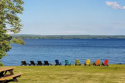 Image de Direct Lakefront Retreat with private beach, dock and lakeside fire pit