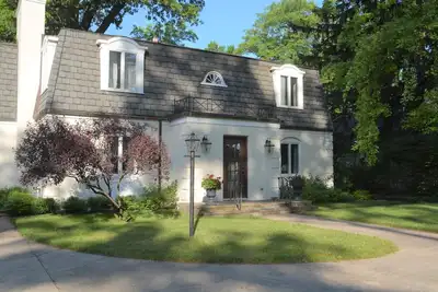 Image de Beautiful Lake Wawasee home with 5 bedrooms 4. 5 bathrooms and pier with boatlift