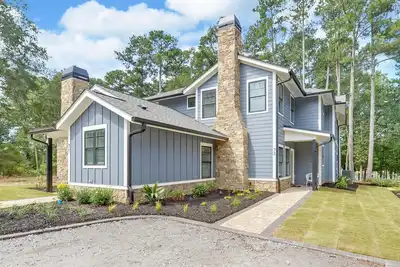 Image de Phenomenal Lake Hartwell waterfront 6-bedroom duplex townhome for 2 families!