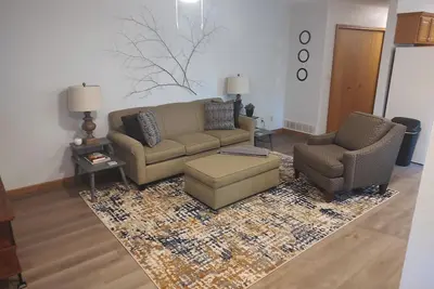 Image de Two - bedroom apartment with deck and firepit.