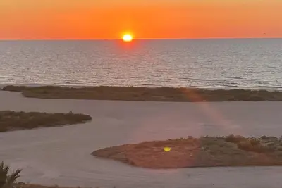 Image de Oceanfront condo on the sand! Awesome sunset views. Family friendly!