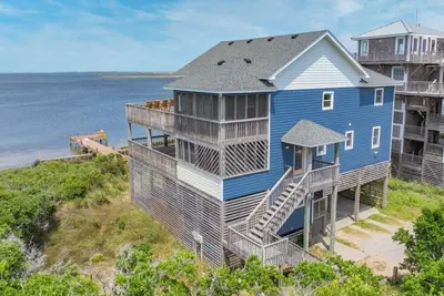 Image de Sounds Good - Sound front home with stunning views and hot tub