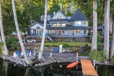 Image de Luxe Lakeside 4-bed 2. 5 bath w/ brand new furnishings, king beds & water views!