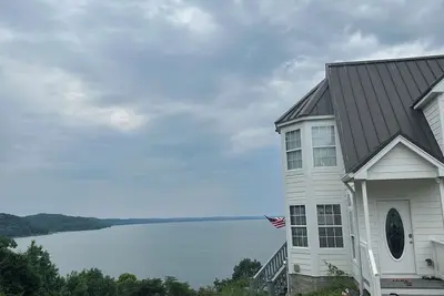 Image de Getaway with nature at a cottage overlooking the lake in peaceful Waverly!