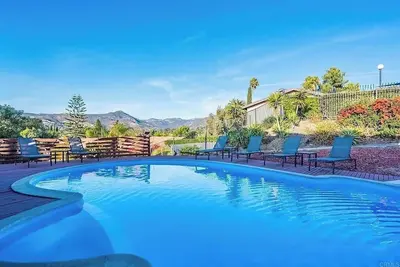 Image de 4-bedroom Gem with Mountains Views w/Pool & Basketball court, Relax & Play!