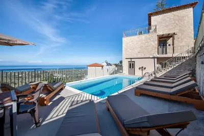5-Bedroom Villa with Pool – Sleeps 11