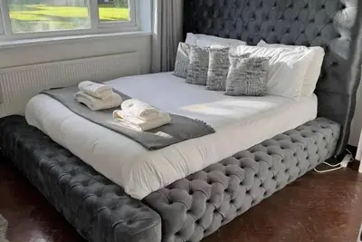 Image de Maisonnette confortable à 2 lits avec garage privé à Wembley