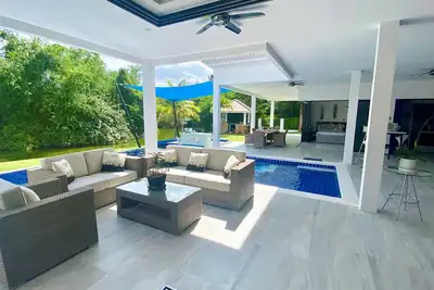 Image de Une villa de luxe exceptionnelle offrant une vue imprenable sur le lac et un style de vie raffiné