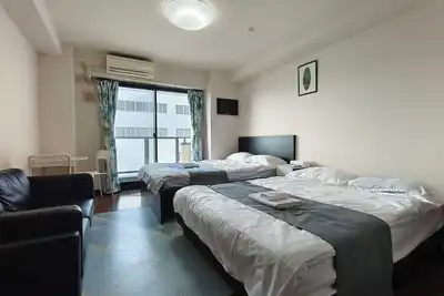 Image de 10 min walk from Jr Namba station and Subway/Hanshin Sakuragawa station. 4 min walk from Jr Ashiwarabashi station and supermarket. 1 room on 1 floor, max 5 people, elevator available, convenient to Namba, Dotonbori, Shinsaibashi, Usj