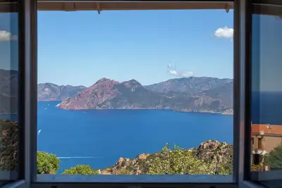 Image de T3 neuf situé au calme dans le fond du village de Piana - Vue mer spectaculaire