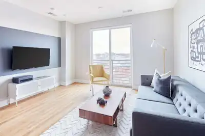 Image de Live Artfully in This 2br Stay