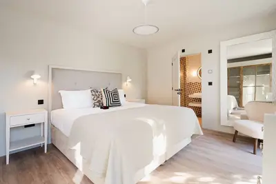 Image de Allora – Sleeps 6 – Coastal Retreat – Garden Views – Ev Charger