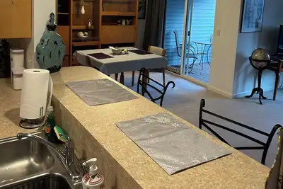 Image de Cozy 2-bedroom condo in peaceful Syracuse.