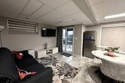 Image de Cozy Lakeview walk-out basement