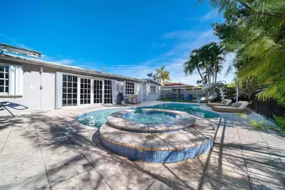 Image de 2340 Pool House 7