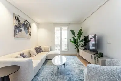 Image de Viva la experiencia de un auténtico refugio urbano en este amplio piso de 160 m², situado en una tranquila tercera planta con ascensor en la prestigiosa calle Doctor Fleming, una de las zonas más demandadas de Madrid.