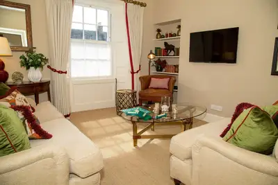 Image de Wilson House is a charming two-level townhouse in the heart of St Andrews, just a minute's walk from