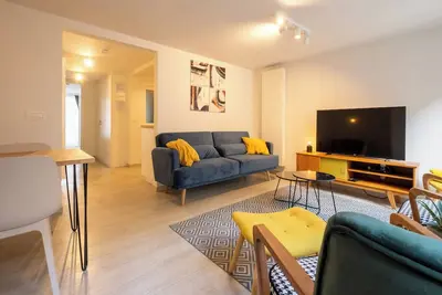 Image de Cozy seaside apartment just steps from the seawall (pet friendly)