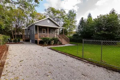 Image de Pet-Friendly Home with Fenced Yard