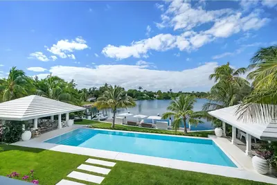 Image de Columbia House – Elegant Canal-Front Estate in Lyford Cay