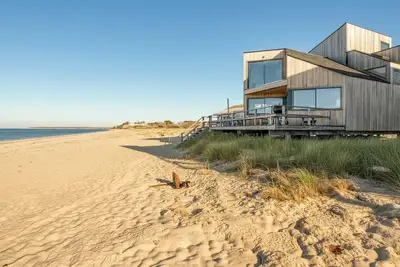 Image de Stunning modern beachfront home in Southampton, ideal for small groups and. . .