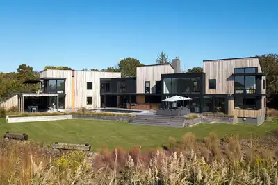 Image de Waterfront Southampton home with dock, pool, gym, great for groups