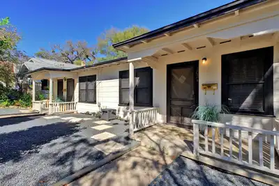 Image de 2-bedroom bungalow near Ut campus