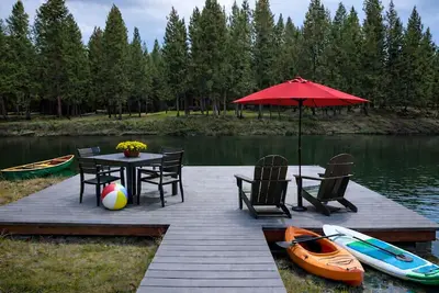 Image de Riverfront home sleeps 14 with Dock and Game Room.