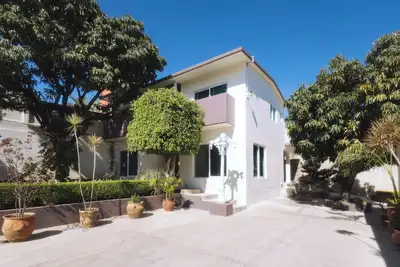 Image de Spacious family house with private garden, parking and excellent location.