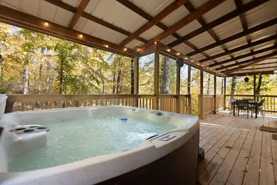 Image de Climb-On: Rustic Retreat with Hot Tub & Scenic Views