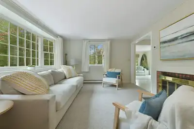 Image de Peaceful 4-bedroom home in Cotuit close to beaches, perfect for getaways