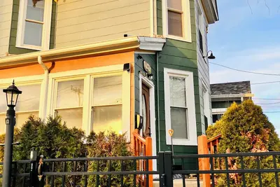 Image de Cozy 2-Bedrooms Apartment In Historic Syracuse. \nVintage Charms & Modern Comfort