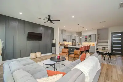 Image de Contemporary 3br Escape with Luxury Primary Bath & Fenced Yard