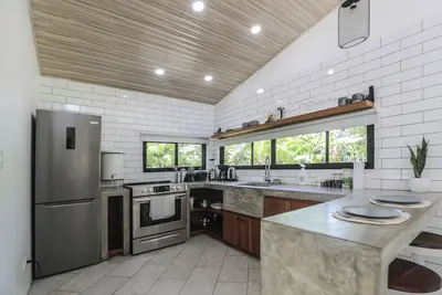 Image de Modern & Cozy 2 Bedroom Casita - King and Queen