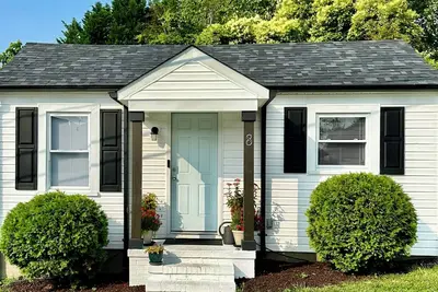 Image de Belmont Bliss Walkable Downtown + Cozy Comfort Family-friendly Sparkling Clean