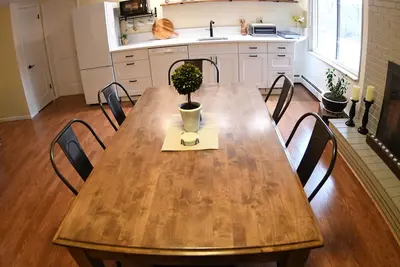 Image de 1, 500 ft² walkout, 5 mins to Golden & Mines, patio w/ bbq, historic neighborhood