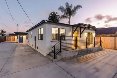 Image de Coastal Front Home in downtown Oceanside
