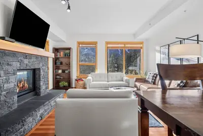 Image de Mountain Views Lux 2br Condo in Canmore w/ Hot Tub