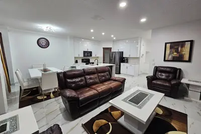 Image de Cozy Vacation Home in Sw Calgary