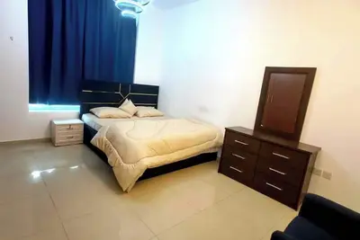 Image de 2-bedroom apartment with Ac in awesome Dubai location