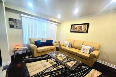 Image de Luxurious house at central location close to hiking trails and all amenities.