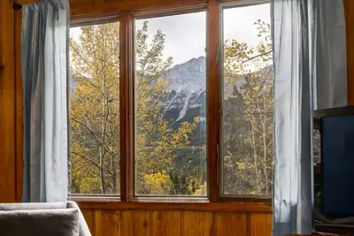 Image de Eagles Nest Chalet w/ Private Deck Near Banff