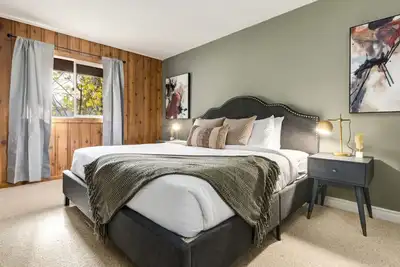 Image de 2br Red Cedar Lodge near Banff w/ Mountain Views